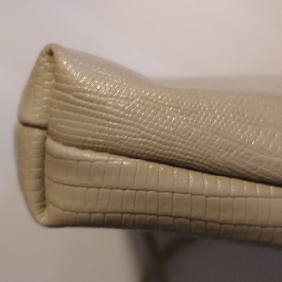 EUC. Made in Taiwan crossbody/clutch cream-colored bag. - Picture 5 of 10